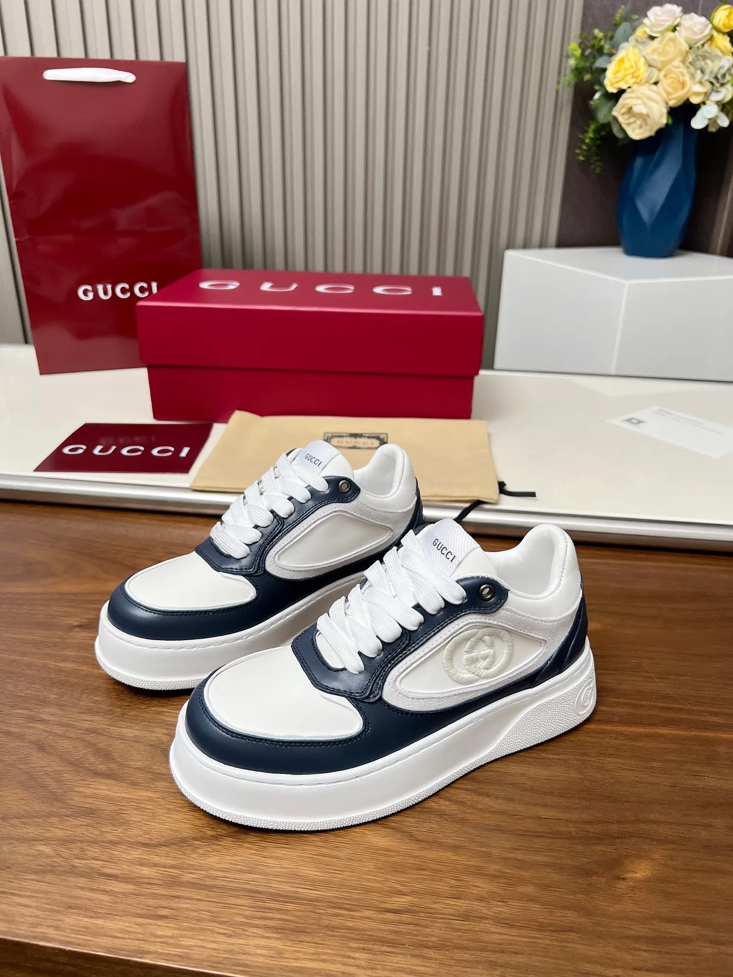 👟👟Ex-factory price 560👟👟Gucci casual sneakers, top version! Oil edge craftsmanship🌸🌸🌸1:1 reproduction. New model for early spring, creating a perfect style💣💣💣street style🔥🔥🔥Cool and stylish C-position fashionable outfit with retro and futuristic feel🌹🌹🌹Classic shoe shape, showing exquisite texture! Open mold to customize high-density outsole. Comes fully packaged. Size: Female 35-46. Fabric: Imported cowhide...men and women